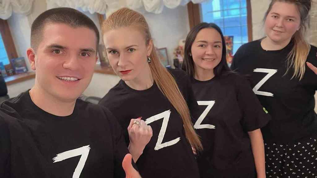 La diputada rusa Maria Butina posa junto a otros compañeros vistiendo una camiseta con la letra 'Z'.