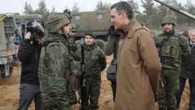 Pedro Sánchez habla con soldados españoles, durante su visita a la base militar de la OTAN en Adazi (Letonia).