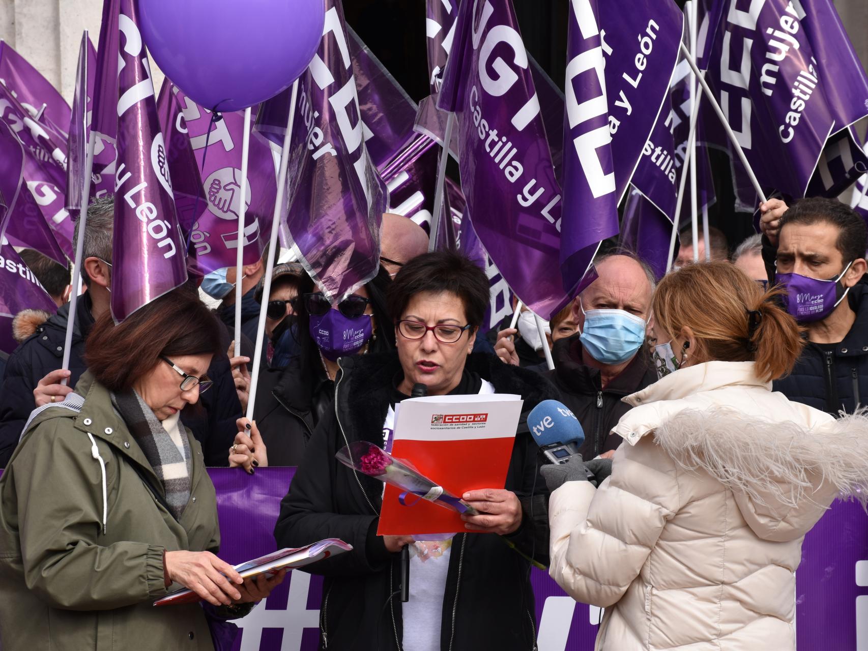 Lectura del comunicado durante la concentración por el 8-M, este martes a mediodía, frente al Ayuntamiento de Valladolid.