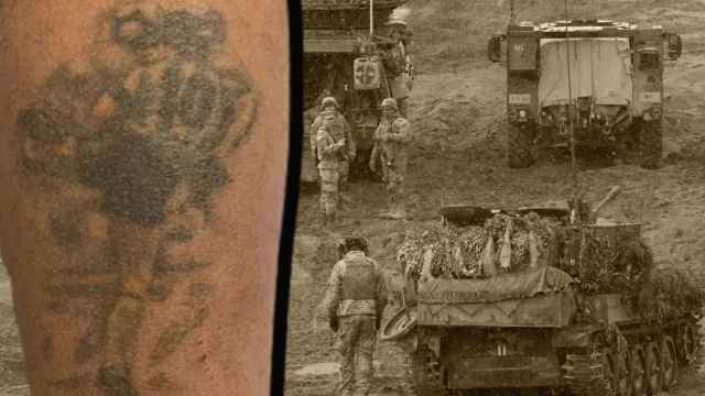 El tatuaje de Diego Armando Maradona en el gemelo del cámara, en un fotomontaje de una escena con tropas durante la invasión de Ucrania.