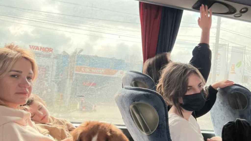 Refugiados ucranianos de camino a Valencia en autobús.