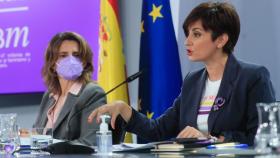La portavoz del Gobierno, Isabel Rodríguez (d), y la vicepresidenta tercera y ministra para la Transición Ecológica, Teresa Ribera.