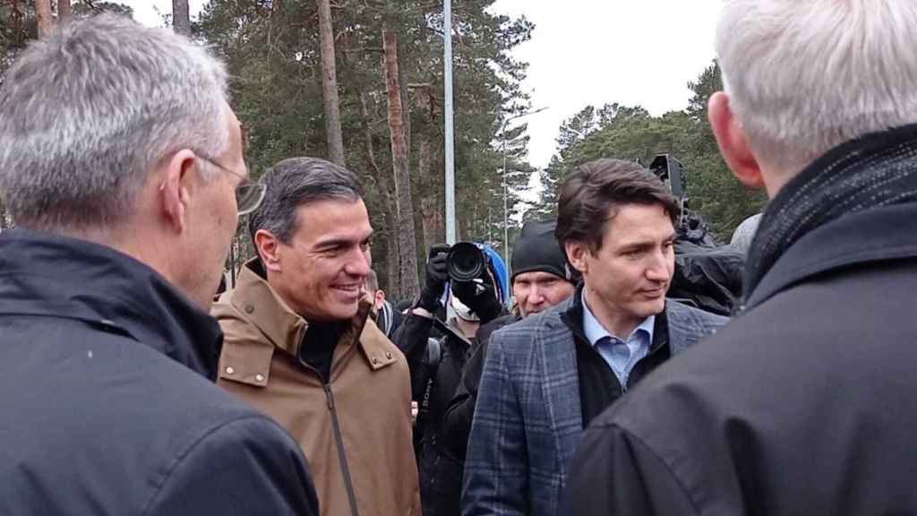 Jens Stoltenberg, secretario general de la OTAN; el primer ministro letón, Krišjānis Kariņš; Pedro Sánchez y el primer ministro canadiense, Justin Trudeau, en la base militar Adazi (Letonia).