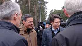 Jens Stoltenberg, secretario general de la OTAN; el primer ministro letón, Krisjanis Kariņs; Pedro Sánchez y el primer ministro canadiense, Justin Trudeau, en la base militar Adazi (Letonia).