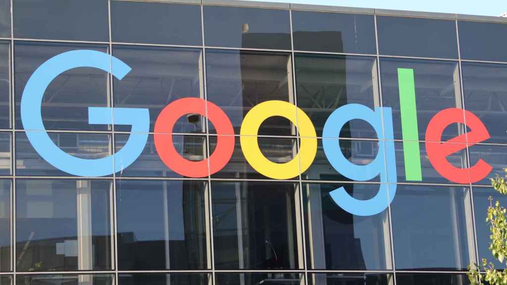 Logo de Google en la sede de la compañía en Mountain View