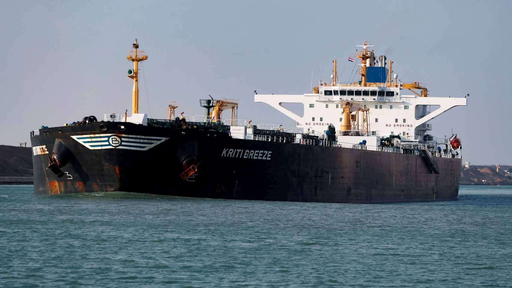 Un barco petrolero americano en el Canal de Suez.