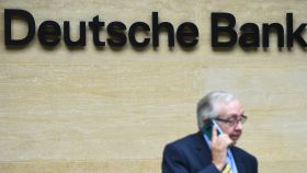 Un ejecutivo de Deutsche Bank a las puertas de su sede en Londres.