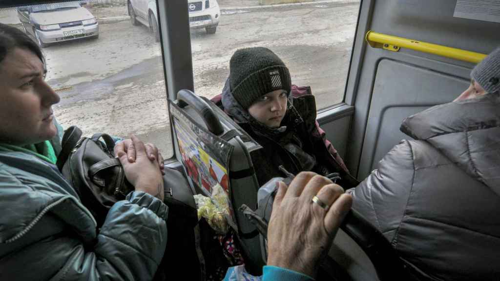 Refugiados ucranianos abandonan el país desde Mariúpol.
