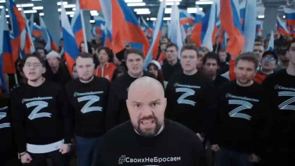 Una multitud de rusos portando camisetas con la letra 'Z' para mostrar su apoyo a Putin.