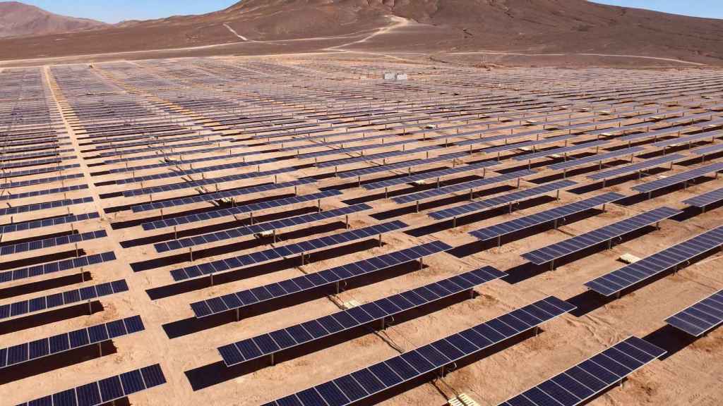 Una gran cantidad de paneles solares en un desierto.
