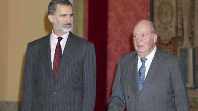 El rey de España, Felipe VI, junto a su padre, el rey emérito Juan Carlos.