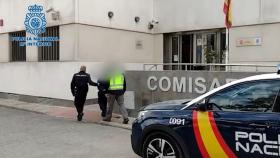 El padre de los menores, instantes antes de entrar en la Comisaría de Policía Nacional.