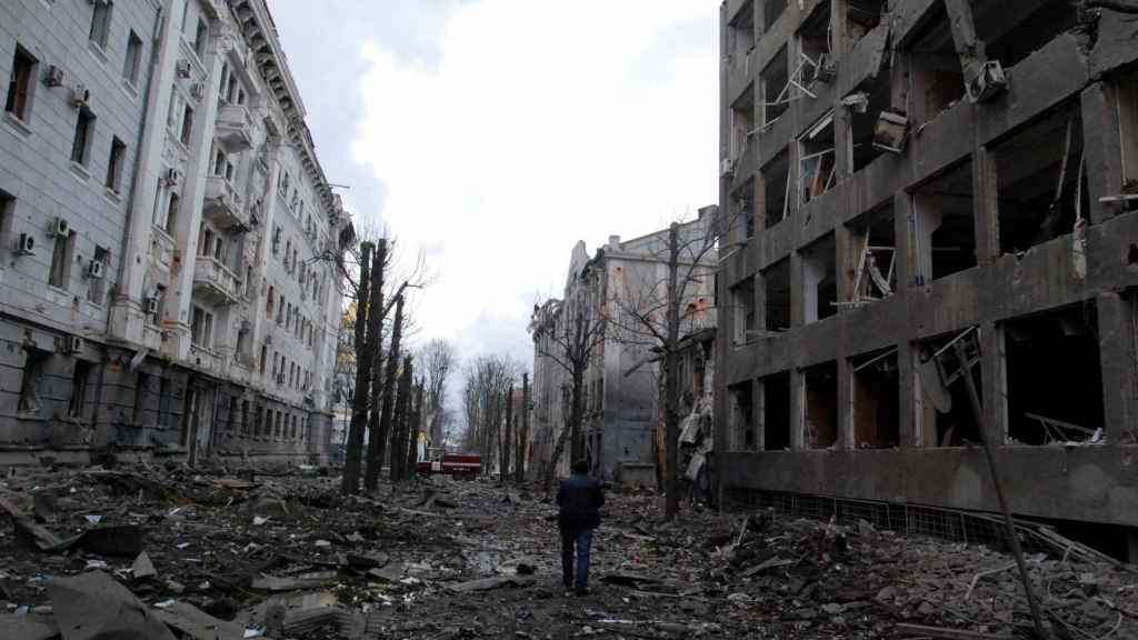 Edificios destruidos por los bombardeos rusos en la ciudad de Járkov.