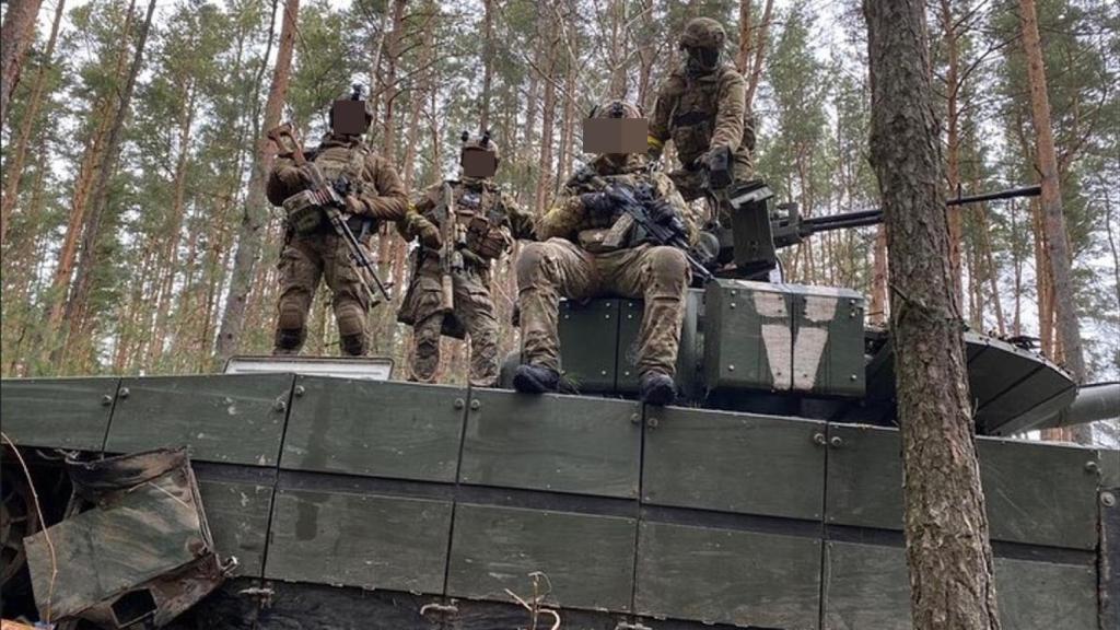 Soldados ucranianos con un AK-12.