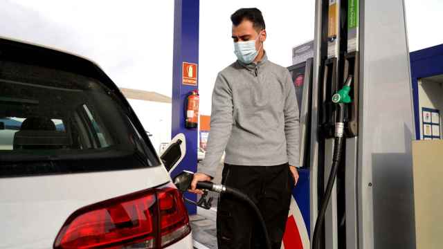 Un hombre reposta gasolina en una estación de servicio de Castilla y León