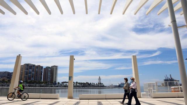 Una imagen de mujeres con mascarilla en el Muelle Uno.