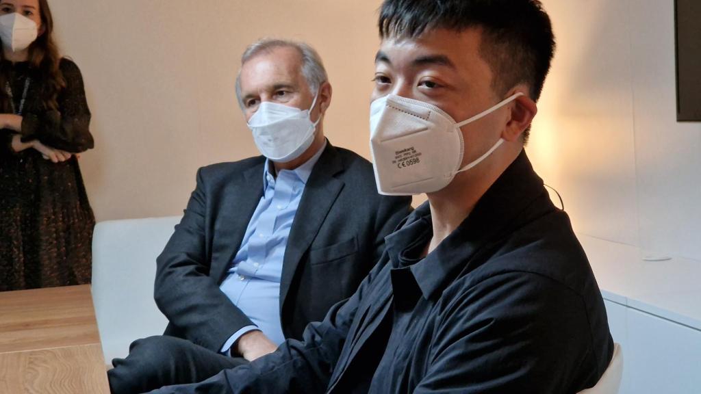 Carl Pei, cofundador de Nothing, y Enrico Salvatori, senior vicepresidente de Qualcomm
