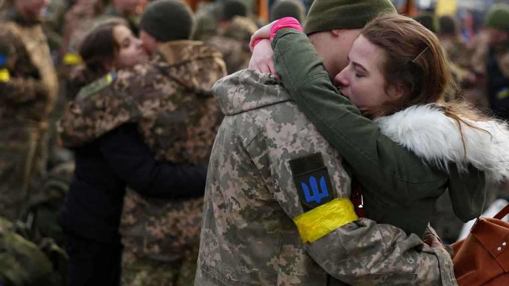 Soldados ucranianos se despiden de sus seres queridos en Leópolis.