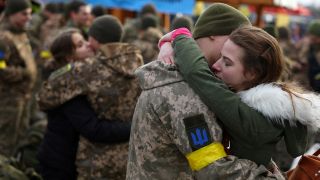 Soldados ucranianos se despiden de sus seres queridos en Leópolis.