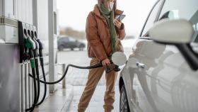 Imagen de archivo de una chica repostando en una gasolinera.