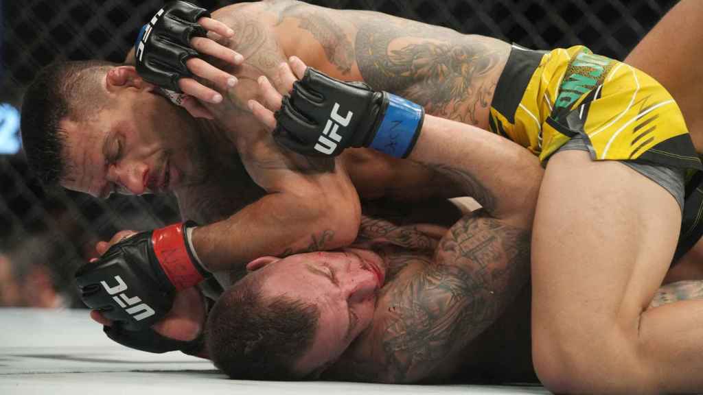 Imagen de la pelea entre Rafael Dos Anjos y Renato Moicano en la UFC 272