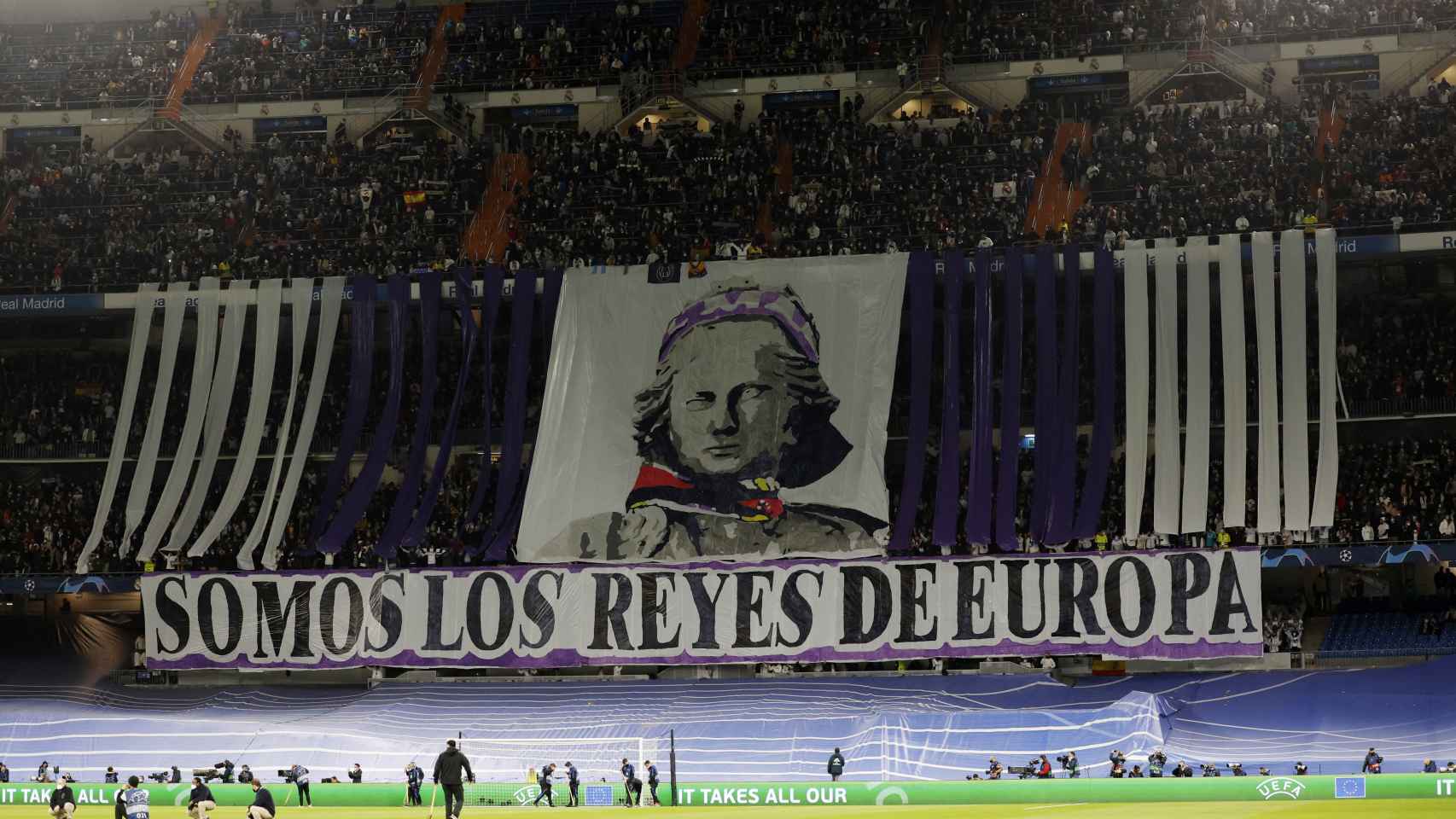 Tifo en el Estadio Santiago Bernabéu antes del partido de Champions League ante el PSG