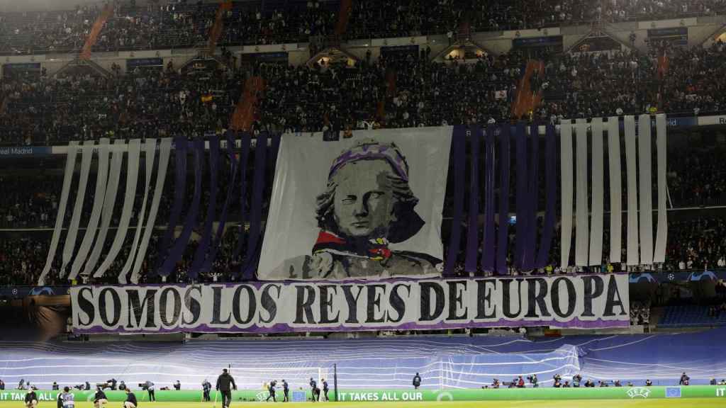 Tifo en el Estadio Santiago Bernabéu antes del partido de Champions League ante el PSG