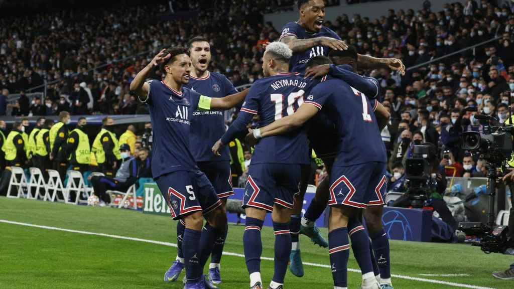 Los jugadores del PSG celebran el gol de Kylian Mbappé al Real Madrid