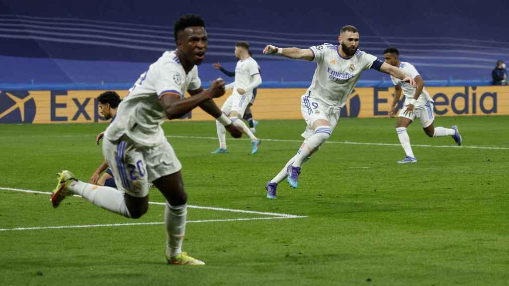 Karim Benzema y Vinicius celebran el gol del francés