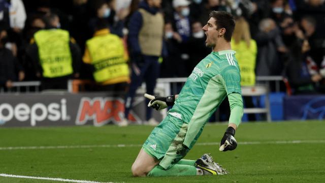 Thibaut Courtois celebra el gol de Karim Benzema al PSG