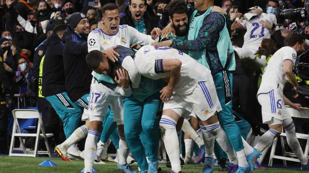 Todos los jugadores del Real Madrid celebran el tercer gol de Karim Benzema al PSG