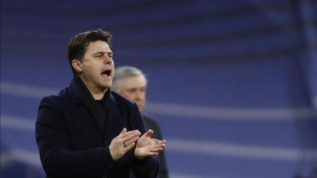 Mauricio Pochettino dando indicaciones al PSG ante el Real Madrid