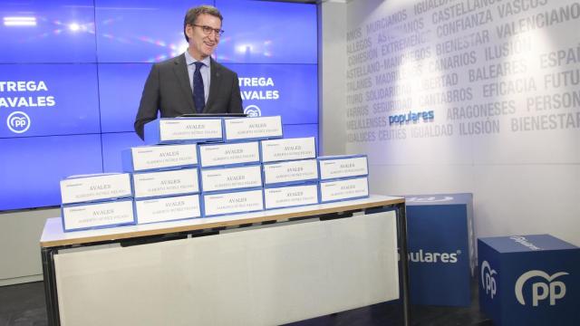 Alberto Núñez Feijóo, esta tarde, ante las cajas en las que están depositados sus más de 55.000 avales.