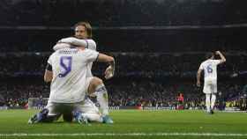 Benzema y Modric se abrazan sobre el césped del Santiago Bernabéu
