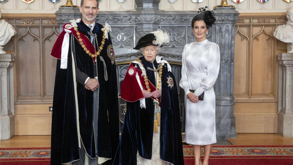 Felipe VI y Letizia con la reina Isabel II en junio de 2019.