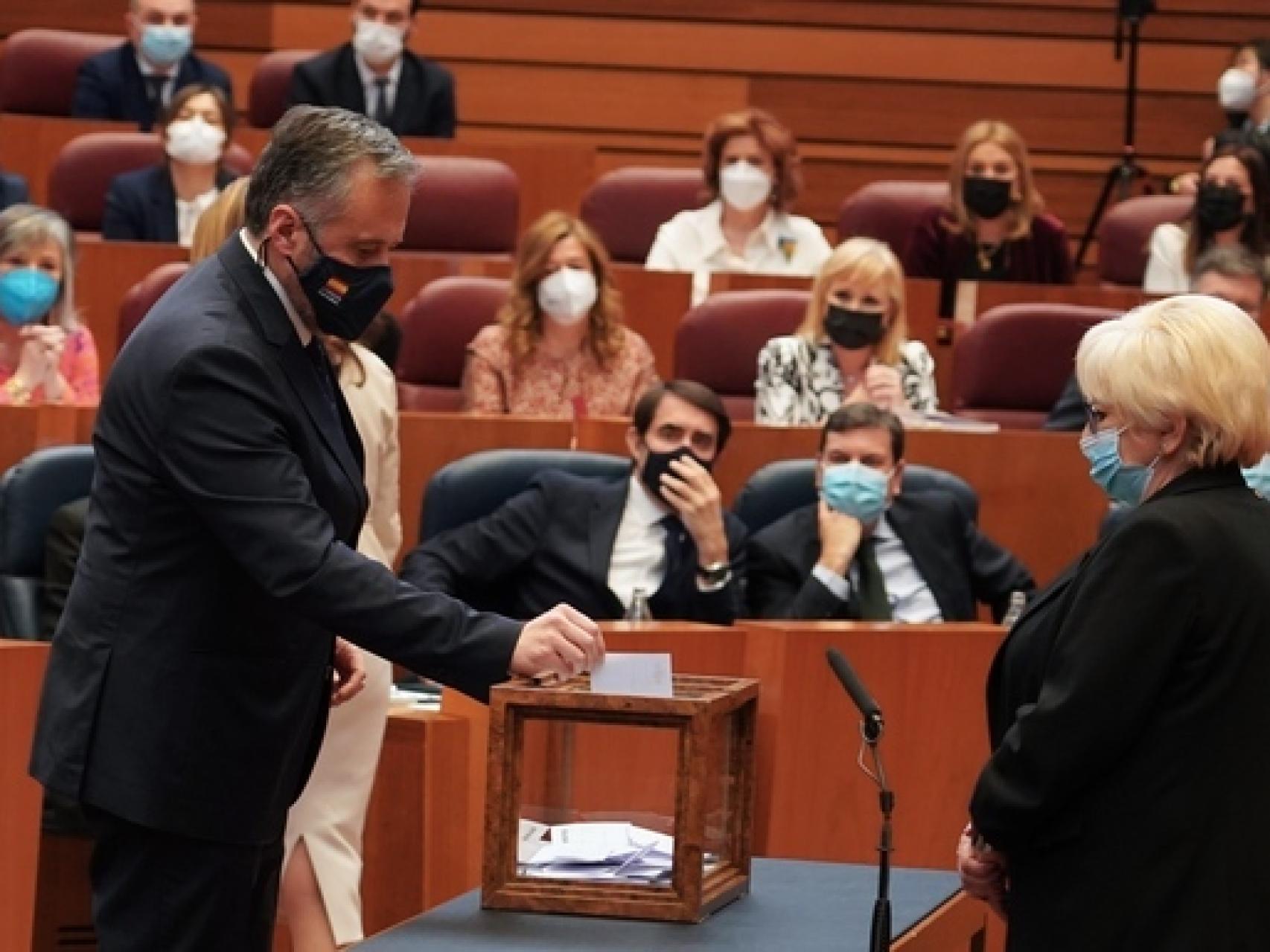 Carlos Pollán, nuevo presidente de las Cortes, vota en la Cámara en el pleno de constitución de este jueves.