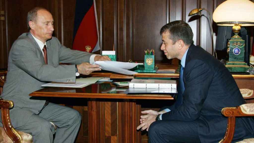 Vladimir Putin reunido con Roman Abramovich cuando este era gobernador