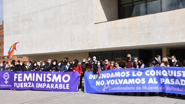 Concentración a las puertas de las Cortes contra el Gobierno PP-Vox