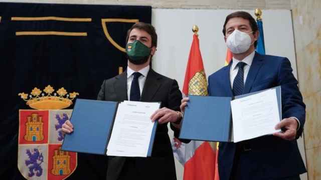Mañueco y Gallardo en la firma del acuerdo de Gobierno