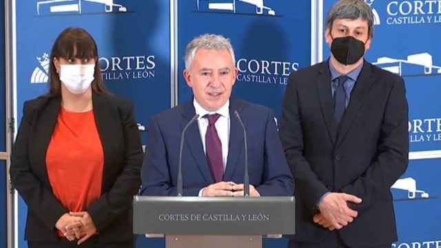 Ángel Ceña junto a los otros dos procuradores electos de Soria Ya