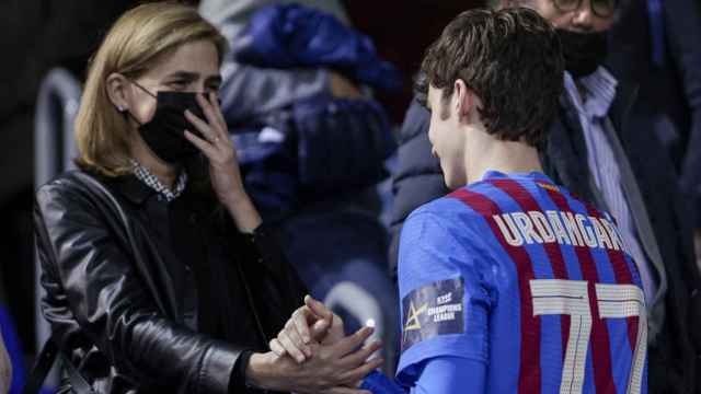 Pablo Urdangarin saludando a su madre la infanta Cristina tras debutar en Champions con el Barça