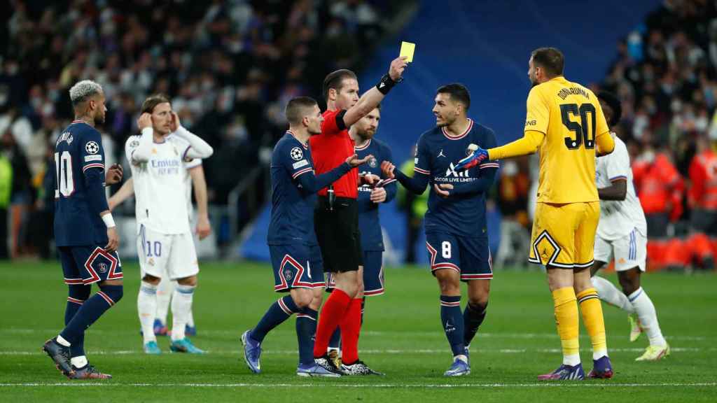 Donnarumma ve la tarjeta amarilla tras unas protestas ante el Real Madrid en el Santiago Bernabéu