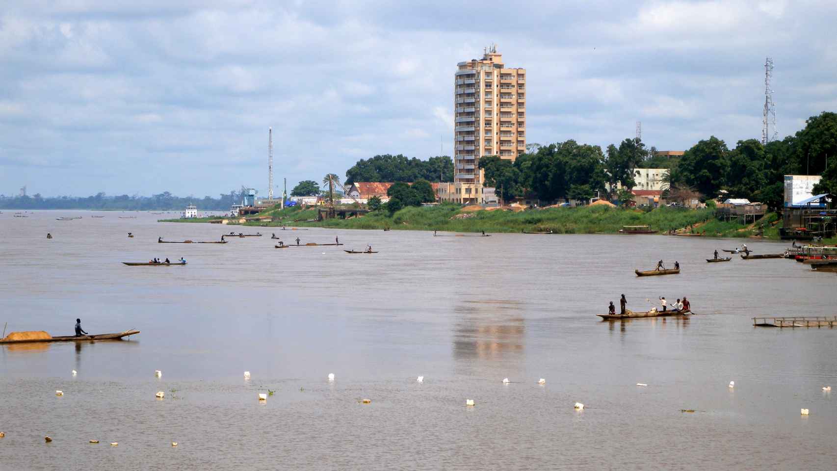 Paisaje urbano de Bangui a lo largo de la orilla del río Ubangui