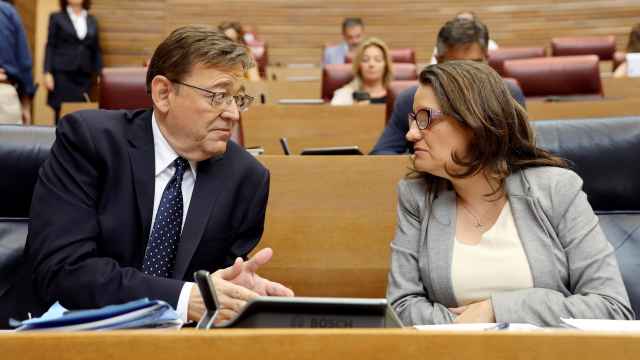 Ximo Puig y Mónica Oltra, en Les Corts Valencianes. EFE