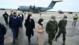 Margarita Robles el pasado domingo en la carga de un avión A400M con material de defensa con destino a Polonia. Efe