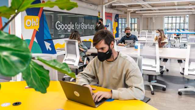 Emprendedores en los interiores de Google Campus.