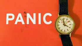 Un reloj en una ilustración de 'pánico'.