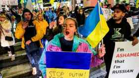 Una comunidad de ucranianos de Estados Unidos protesta en Los Angeles tras la invasión rusa de Ucrania.