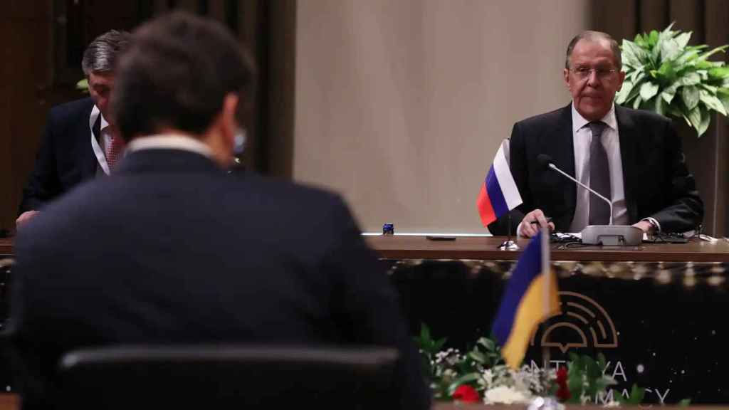 El ministro de Exteriores ruso, Serguéi Lavrov, reunido con su homólogo ucraniano, Dmytro Kuleba, este jueves.