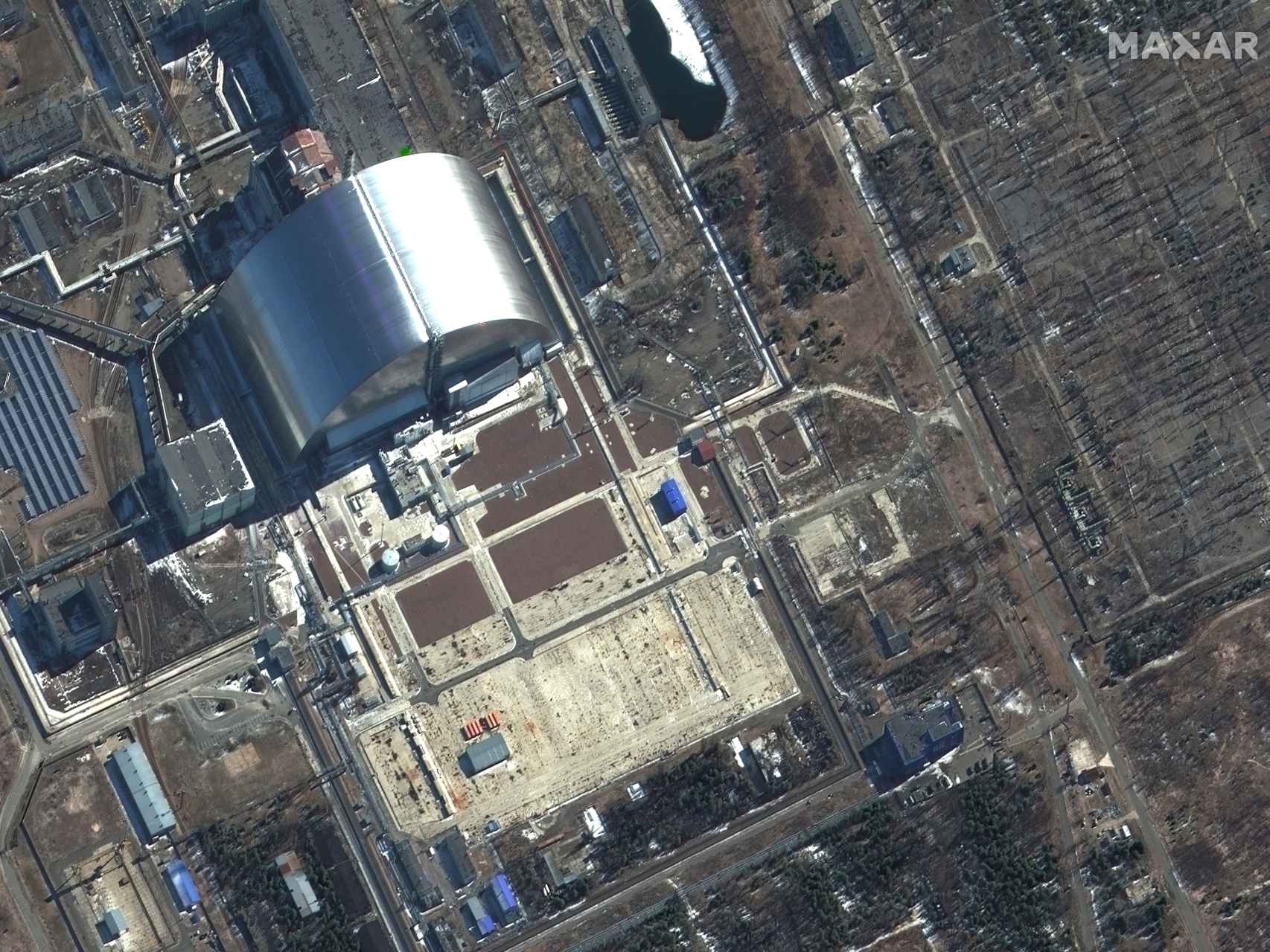 Imagen satelital del sarcófago en la central nuclear de Chernóbil, en Ucrania, tras ser tomada por Rusia.